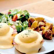 ベーコン入のエッグベネディクト。
カレー風味のベイクポテトとサラダ付き
【セットドリンクは＋280円】