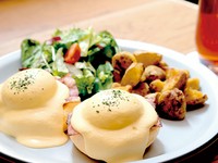 ベーコン入のエッグベネディクト。
カレー風味のベイクポテトとサラダ付き
【セットドリンクは+280円】