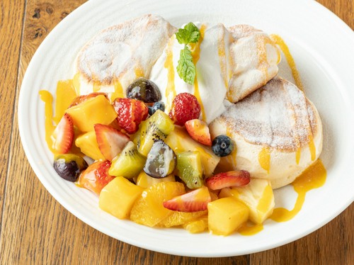 フルーツをふんだんに使ったフルーツパンケーキ