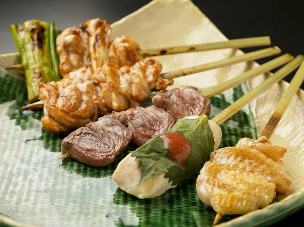 紀州備長炭で焼いた串焼きなど、地元の味を堪能