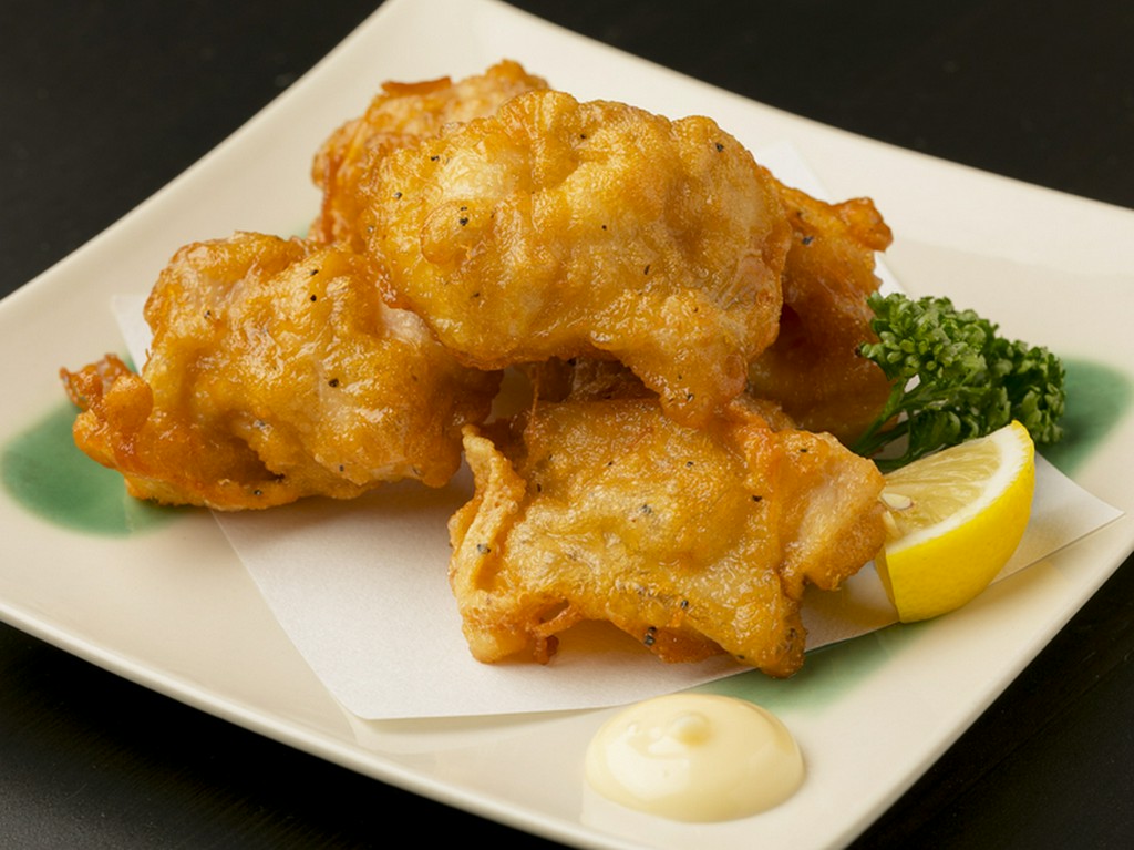 お酒が進むジューシーさ。カラッと揚がった衣も美味しい『紀州梅どり唐揚げ』