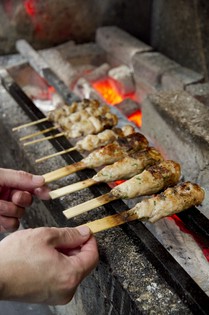 高級備長炭で焼き上げる地鶏の焼き鳥は、絶品