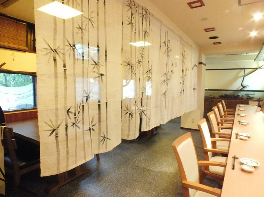 １階　店内　（カウンター席、テーブル席）