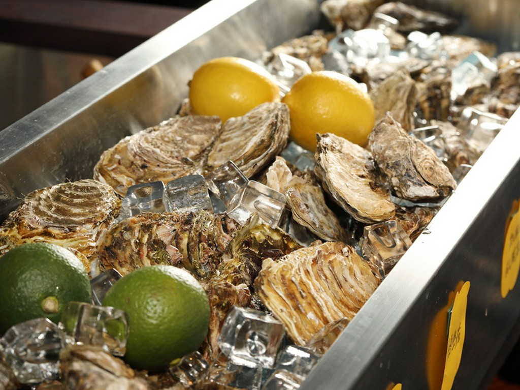 常時5～6種の産地が並ぶ！　全国から旬なものを厳選したこだわりの『生牡蠣』