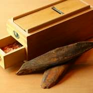 毎朝職人が削る節は、料理の風味を左右する大切な食材です。通常の節よりも完成までに時間も手間暇もかかる「本枯節」は、とても硬いですが、その分旨みも凝縮。だからこそ、芳醇な香りを味わうことができます。