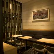 食材同様、職人技が生きる左官や、節のある木材など素材の魅力が溢れています。また、漆喰の壁にはモチーフを取り入れたデザイン性も見受けられ和モダンさを演出。大人の遊び心をくすぐる趣向が凝らされています。