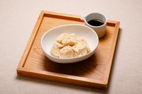 三種類の甘味と緑茶がセットになった御膳。
お茶との相性をお楽しみください。