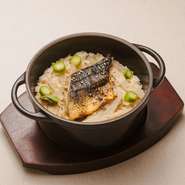 メインとなるご飯の具材は季節ごとに変更されるので、四季折々の味覚を堪能できます。一杯目はそのまま、二杯目は「だし」をかけ、アレンジも楽しんで。（汁物・惣菜・香の物・デザート）
※数量限定になります。