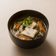 体の芯から温まるお椀は、冬はもちろん、夏にもおすすめ。卓上にある削りたての本枯節を振り掛ければ、「だし」の深みが増していきます。（ご飯・惣菜・香の物）