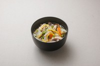 しっとりとした蒸し鶏に旬の白菜や根菜を合わせた本枯鰹節だし香るお椀です。