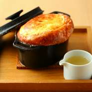 削りたての本枯れかつお節をたっぷりとかけた香り踊るサラダです。
煎り酒ドレッシングと温泉卵を添えて。