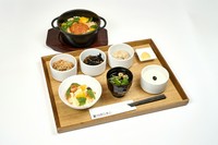 鰹のなまり節を使用し本枯鰹節だしで仕上げた
オリジナルの冷汁を温かいご飯にかけていただく一品です。
抹茶アイスに黒蜜をかけて召し上がりください。