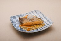 ふっくら炊き上げた黄金カレイに、黒酢を効かせたさわやかな餡をかけました。
