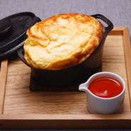 だしがふんわり香る生地を、ふっくら焼きあげたふわふわのオムレツです。だしをベースにしたとろみがある銀餡を添えて。