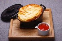 だしをチーズを混ぜ合わせた生地を、ふっくら香ばしく焼きあげたオムレツです。トマトソースで召し上がりください。