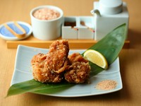 だしをチーズを混ぜ合わせた生地を、ふっくら香ばしく焼きあげたオムレツです。トマトソースで召し上がりください。