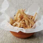 かつお節を使用した衣で鶏もも肉を揚げました。
添えた粉鰹塩で一層風味が楽しめます。