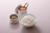 ごまだれに漬け込んだ鯛のお茶漬けです。
薬味と共にお楽しみください。