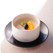 味がよく絡みやすいように、太く短めの麺が使われています。辛さは控えめながらも、際立つのは「だし」。黒七味を入れれば、風味の変化も味わえます。