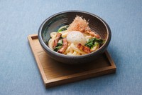 生クリームと卵のコクのカルボナーラうどんにかつお節だしの旨味を加え風味豊かな本枯鰹節を添えました。