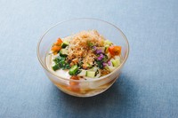 江戸時代の調味料「煎り酒」をベースにした「江戸レッシング」で仕立てたつゆで、かつお節だしと梅の風味、大葉や季節野菜の味わいを楽しみながら冷たくさっぱりといただけるうどんです。