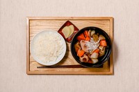 江戸時代の調味料「煎り酒」をベースにした「江戸レッシング」で仕立てたつゆで、かつお節だしと梅の風味、大葉や季節野菜の味わいを楽しみながら冷たくさっぱりといただけるうどんです。