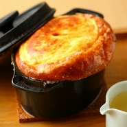 オムレツの中に、しっかりと「だし」を使い、ふわふわに焼き上げてあります。まずは、味わいをシンプルに楽しんでいただきたいので、そのまま一口。銀餡を加えながら、味の変化をお楽しみください。