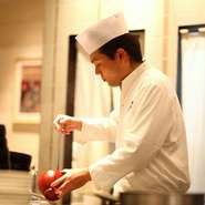 終始お客様の顔を見ながら調理をすることができません。だからこそ、タイミングよく提供できるようホールスタッフとの連携が大切。心の中では笑顔を絶やすことなく、喜んでいただける料理をつくり続けていきます。