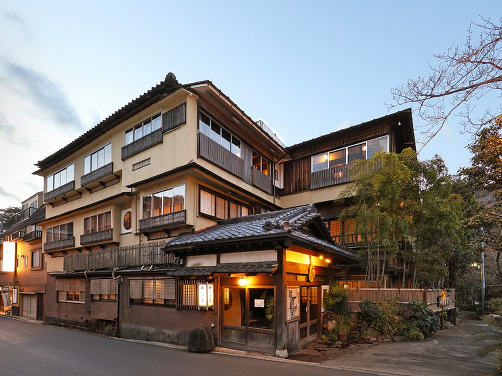 雄大な自然を背景に、悠然と構える日本料理店