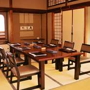 日本間にも、敢えて立ち居振る舞いしやすいようにと椅子席が設けられています。歴史ある湯宿の名残りに包まれ長閑やかな時間が流れて行きます。