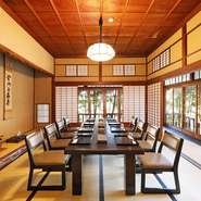 日本間にも、敢えて立ち居振る舞いしやすいようにと椅子席が設けられています。大きな窓から届く日差しは柔らかく、長閑やかな時間が流れていきます。箱根らしい豆腐と山芋の優しいお味が、ご家族の座を和ませます。