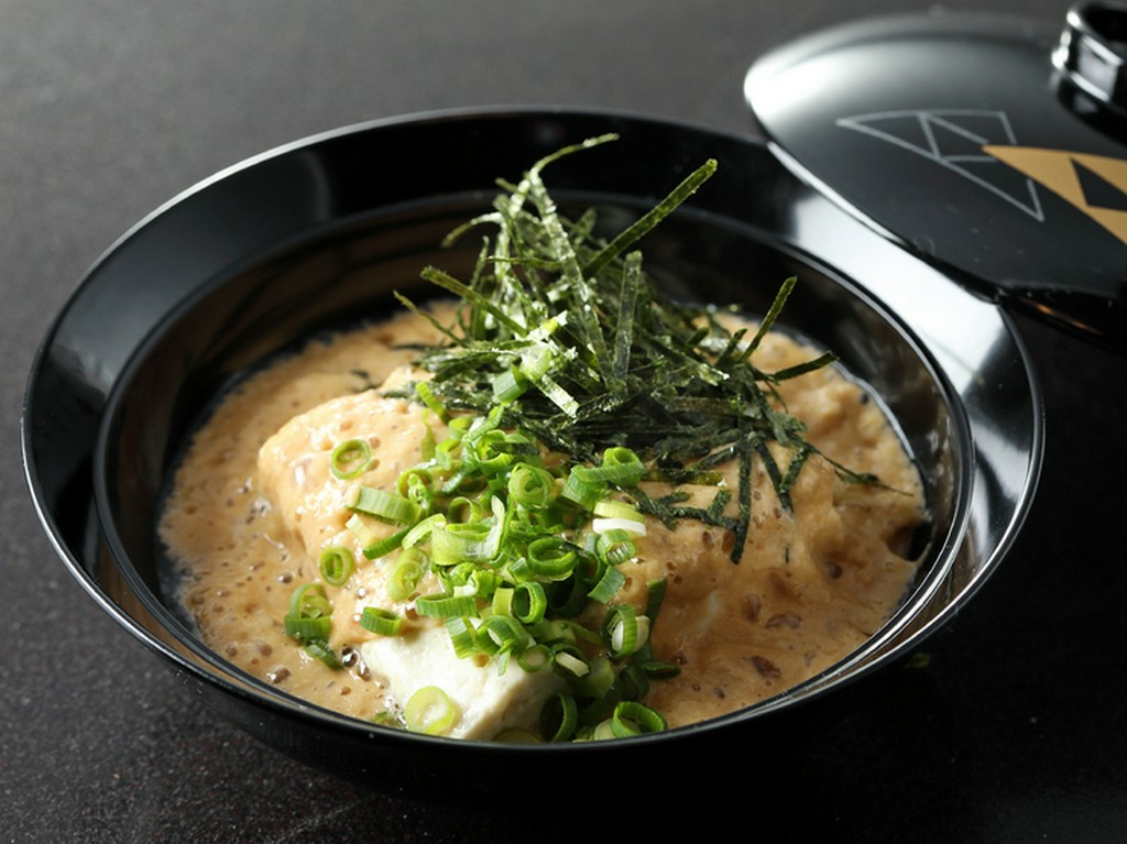 味噌の香ばしい風味と薫りが、口中に広がっていく『登録商標：早雲豆腐』