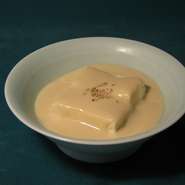 豆腐に、味噌の乳酸菌で熟成させた豆乳をかけた『白雲豆腐』