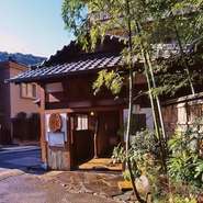 主人共々頑張っているうちに、何時しか箱根では一番古い豆腐料理屋になりました。木造三階建の風情あるたたずまいや、箱根の名水でつくる数々の料理に身も心も癒していただけると存じます。