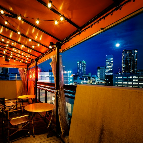 みなとみらい方面の夜景を間近で楽しめる、開放感抜群のテラス席