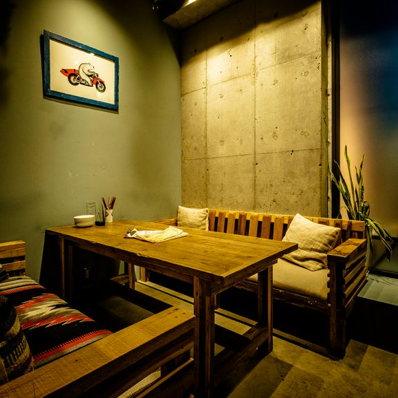 リビングで寛いでいるような優しい空間。ソファの座り心地も抜群