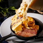 ベーコン＆チーズの強烈タッグ！『厚切りベーコンのステーキと焼き立てバケットのラクレットチーズ』