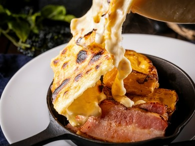 ベーコン＆チーズの強烈タッグ『厚切りベーコンのステーキと焼き立てフレンチトーストのラクレットチーズ』