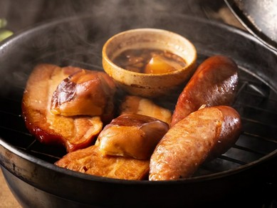 蓋を開けた瞬間に、フワっと広がるスモーキーな薫り『瞬間燻製盛り合わせ』