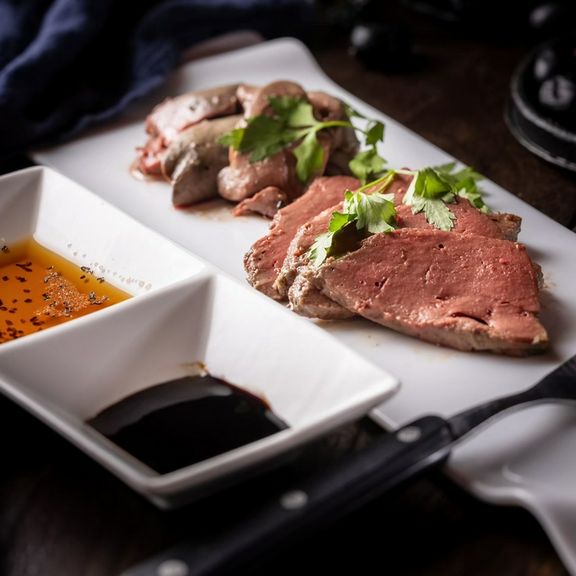 『低温調理 鶏レバーと牛レバーのコンフィ食べ比べ』