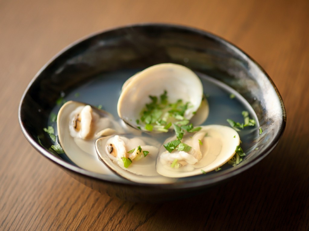 中央市場で仕入れてくる旬の新鮮な『ハマグリのスープ』