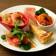 季節に合わせでどんどん変わっていく、変化に富んだ前菜の盛り合わせ。イタリアンの伝統的な調理法や、シェフ独自の技で生み出される様々な旬の美味しさを楽しめます。この一皿とワインのチョイ呑みもおすすめです。