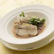 白身魚の繊細な味わいを特製のソースが引き立てます。