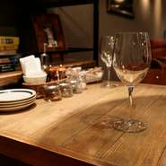 温かみがある落ち着いた雰囲気の店内は、大切な人とのデートにも最適。おしゃれなダイニングで出合える極上の肉が、二人の素敵な時間を演出します。ワインも豊富に揃っているので、肉や好みに合わせて楽しんで。