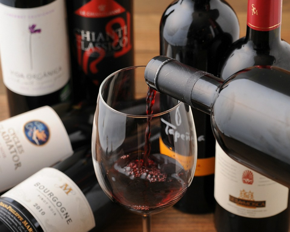 肉の香り・旨みをさらにランクアップさせる豊富なワイン