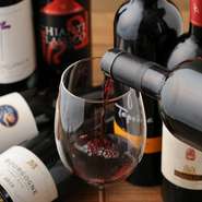 自家製の熟成肉との相性を大切に選りすぐられた世界各地のワインが、魅惑的なマリアージュを確立。20種類以上のグラスワインがあるからこそ、一皿ごとのペアリングを満喫できます。