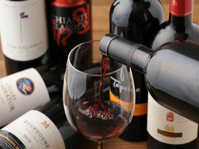 肉の香り・旨みをさらにランクアップさせる豊富なワイン