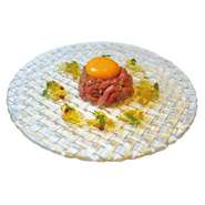 低温調理した熟成和牛を洋風ユッケスタイルでお楽しみください。