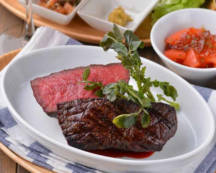 濃厚な肉汁を閉じ込めた『厚切り塊肉グリル100g〜450g』