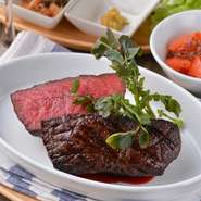 一頭買いだからこそできる数々の部位！　定番部位から希少部位まで15種類以上の塊肉が揃います。熟練シェフが部位ごとに適した絶妙なタイミングで焼き上げる逸品。未踏の部位を試してみてはいかがでしょうか。